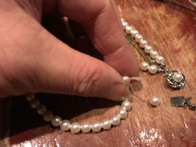 真珠の穴は小さいです。
