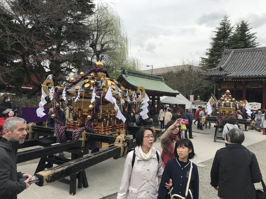 浅草神社本殿前に勢ぞろいした御三神